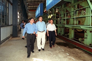 2000年9月19日，時任浙江省委書記張德江一行視察公司